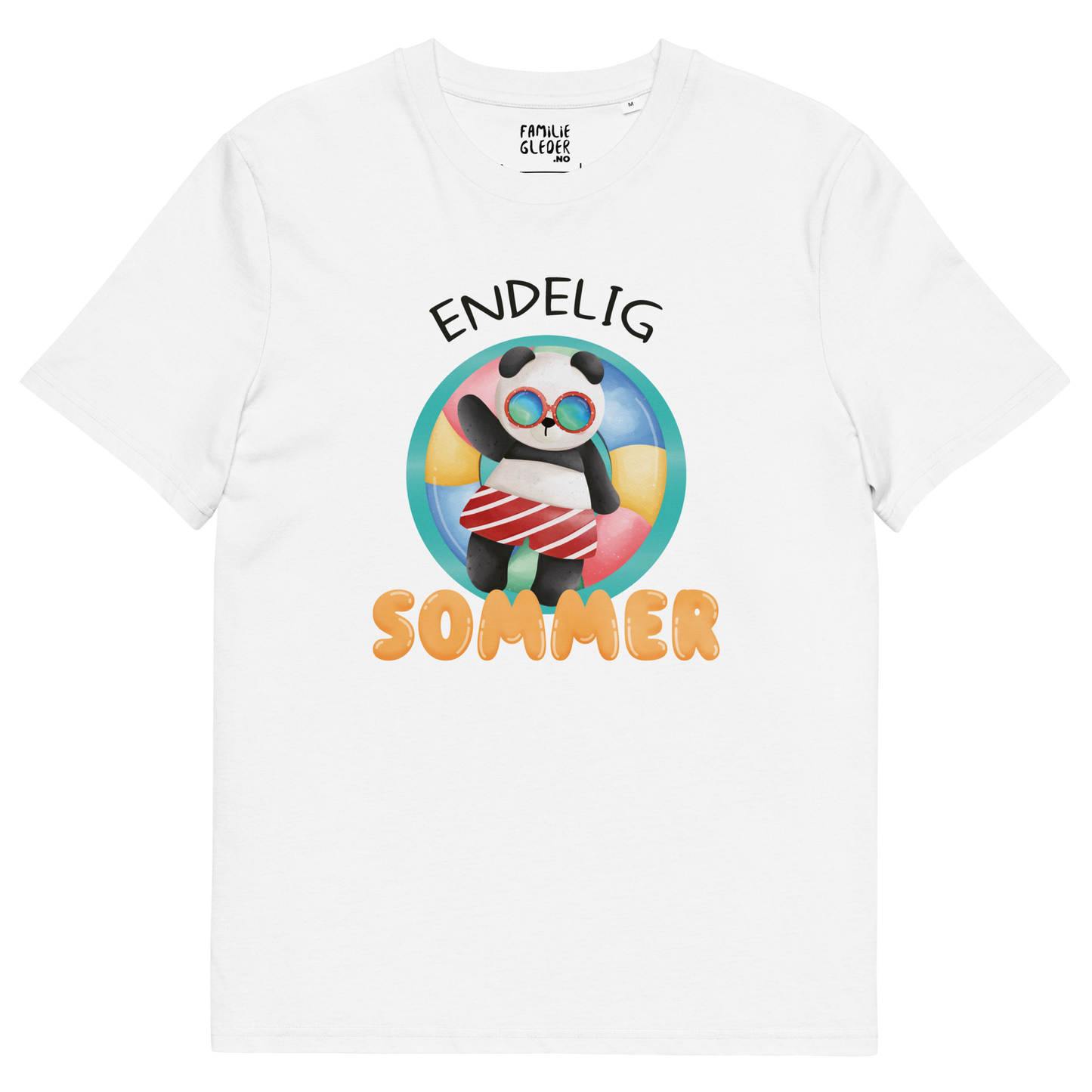 Hvit t-skjorte som ligger flatt, med teksten "Endelig sommer" og figur av en avslappet panda med solbriller som flyter i vannet på en badering. Foto.