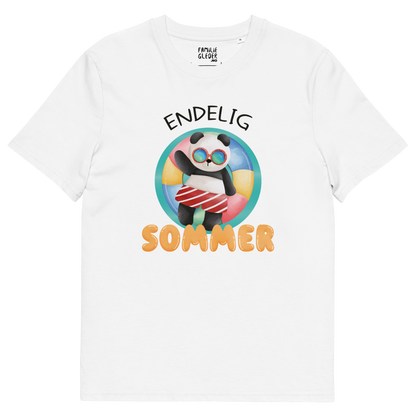 Hvit t-skjorte som ligger flatt, med teksten "Endelig sommer" og figur av en avslappet panda med solbriller som flyter i vannet på en badering. Foto.