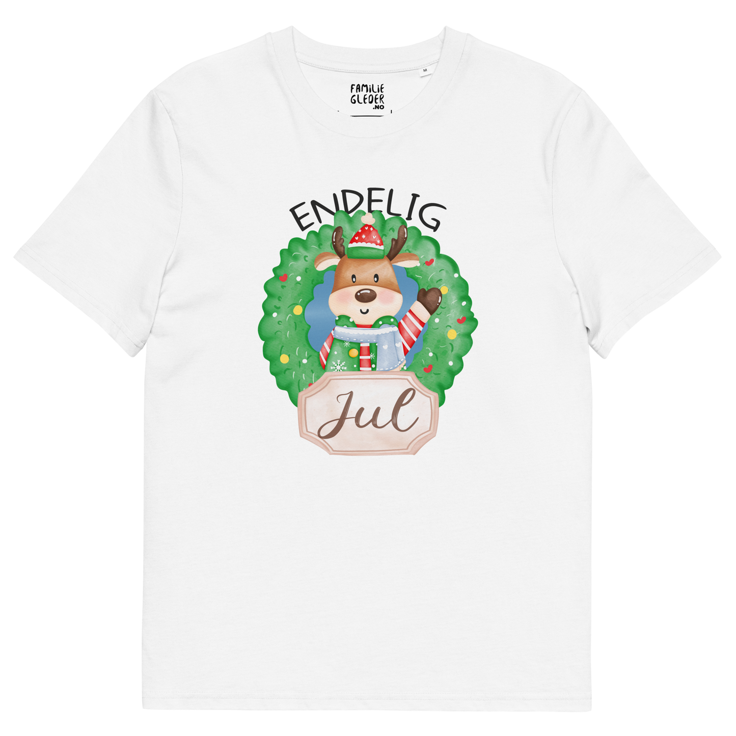 Hvit t-skjorte som ligger flatt, med teksten "Endelig jul" og figur av en søt elg i julete klær med en julekrans rundt seg. Foto.