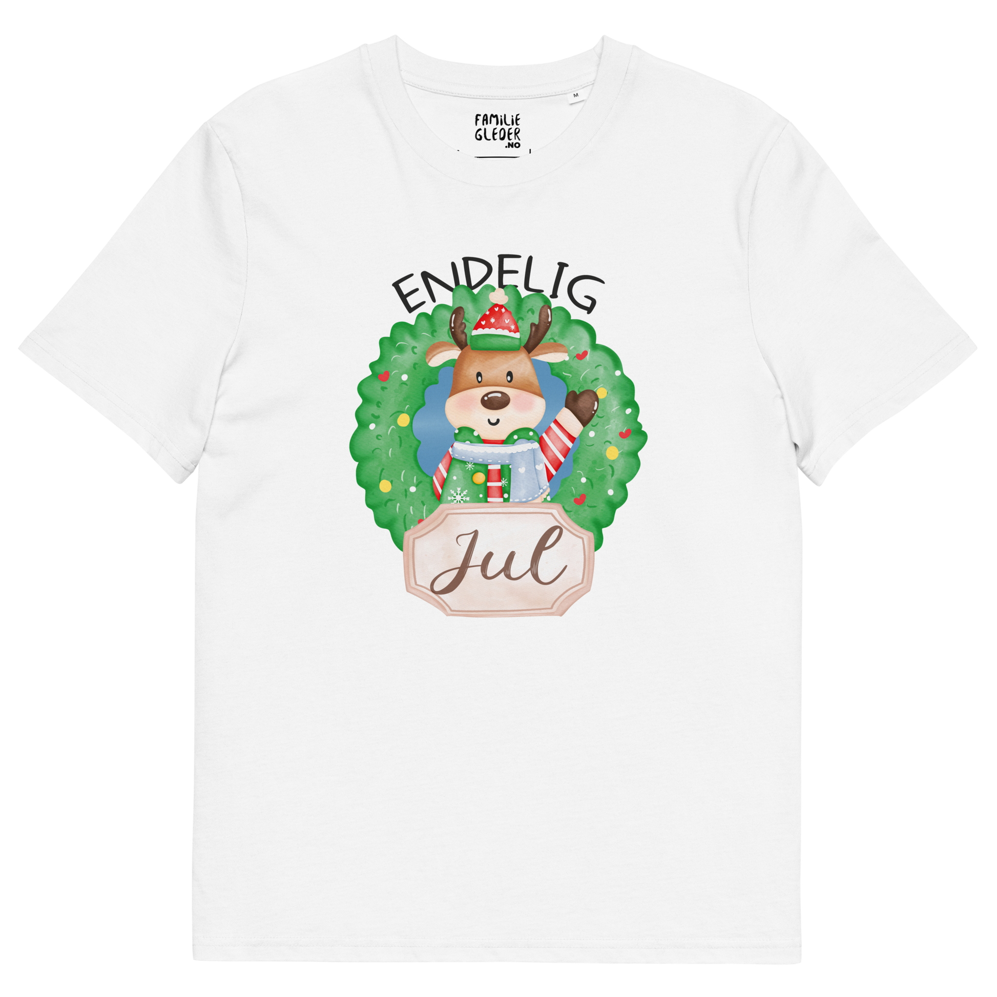 Hvit t-skjorte som ligger flatt, med teksten "Endelig jul" og figur av en søt elg i julete klær med en julekrans rundt seg. Foto.