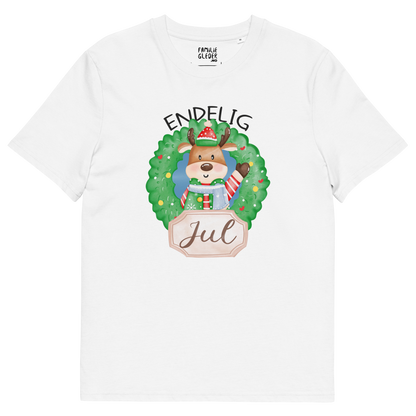 Hvit t-skjorte som ligger flatt, med teksten "Endelig jul" og figur av en søt elg i julete klær med en julekrans rundt seg. Foto.