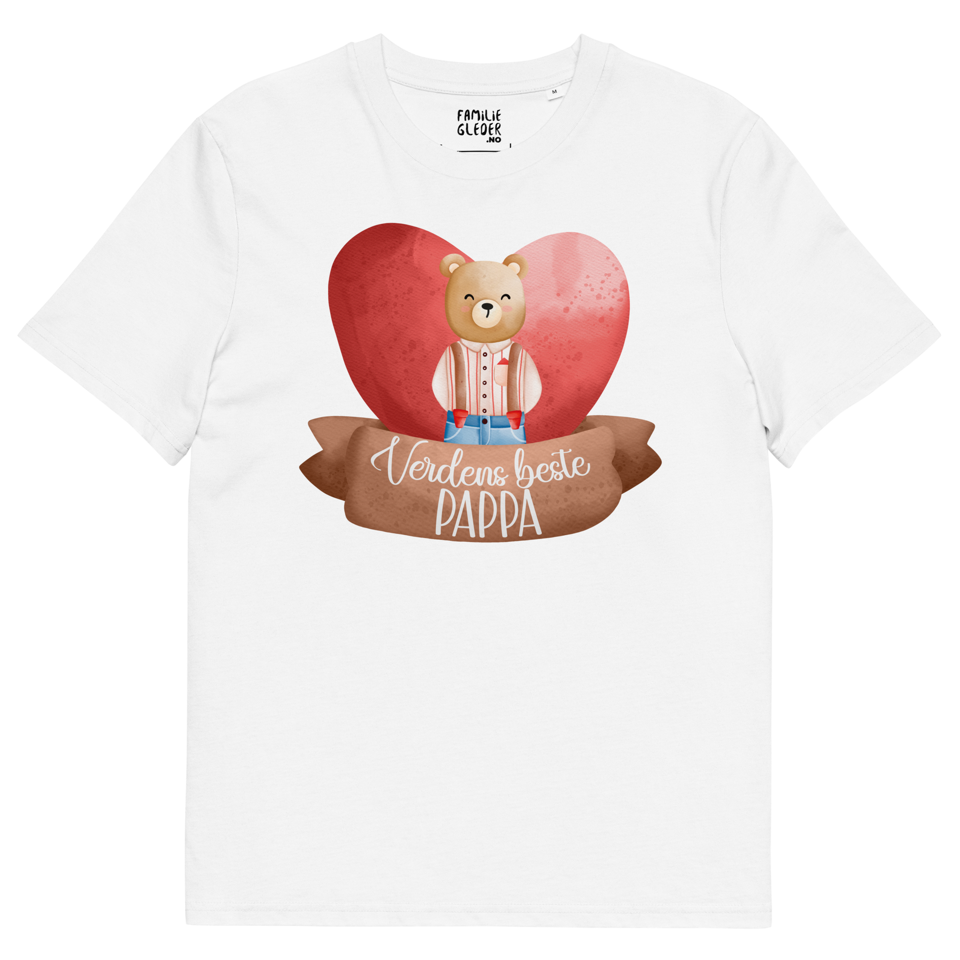 Hvit t-skjorte som ligger flatt, med teksten "Verdens beste pappa" og en figur av en glad bamse med skjorte og bukseseler som står foran et stort hjerte. Foto.