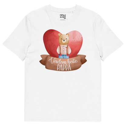 Hvit t-skjorte som ligger flatt, med teksten "Verdens beste pappa" og en figur av en glad bamse med skjorte og bukseseler som står foran et stort hjerte. Foto.