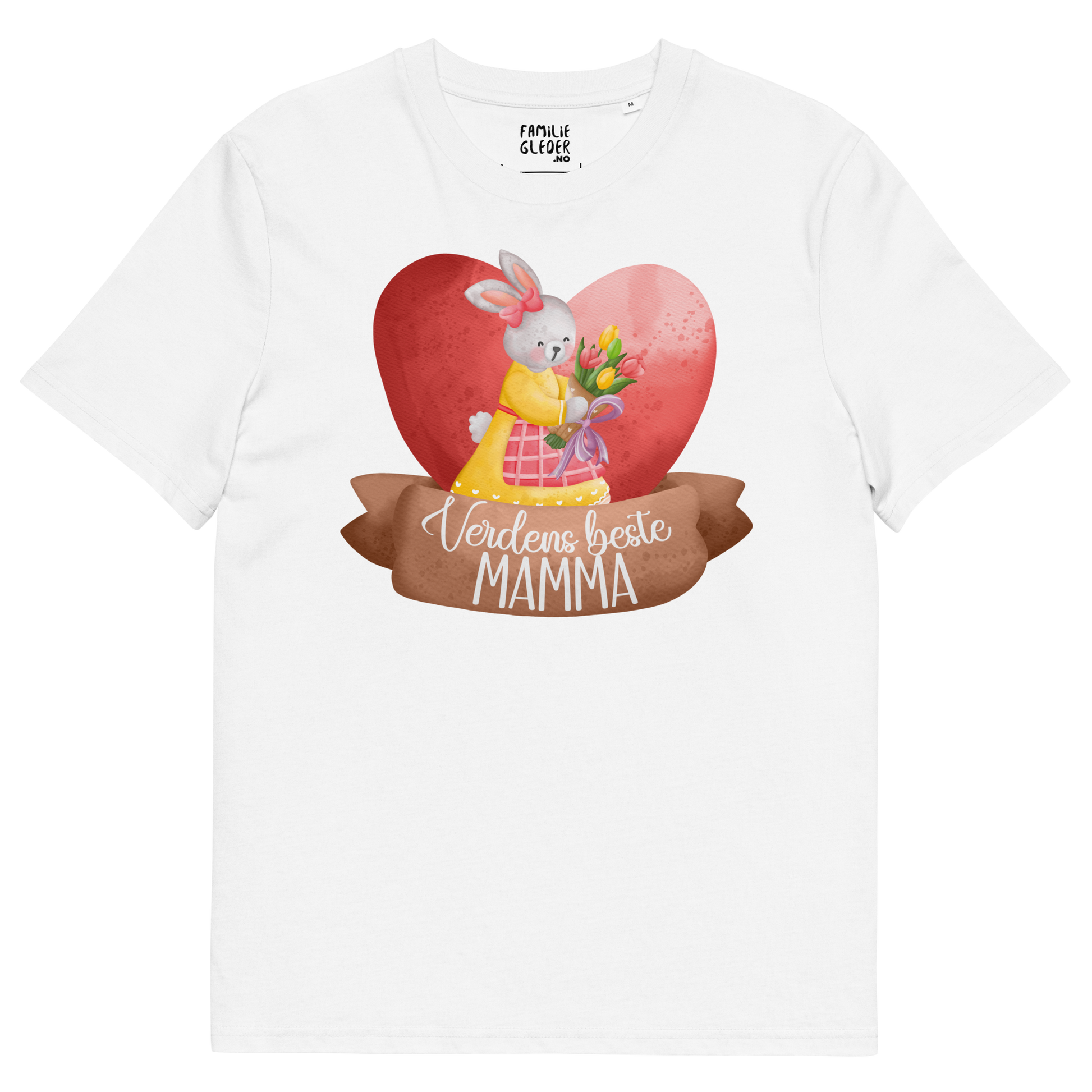 Hvit t-skjorte som ligger flatt, med teksten "Verdens beste mamma" og en figur av en glad kanin med kjole og en bukett tulipaner som står foran et stort hjerte. Foto.