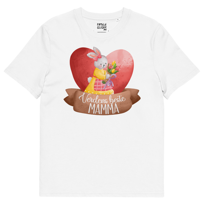 Hvit t-skjorte som ligger flatt, med teksten "Verdens beste mamma" og en figur av en glad kanin med kjole og en bukett tulipaner som står foran et stort hjerte. Foto.