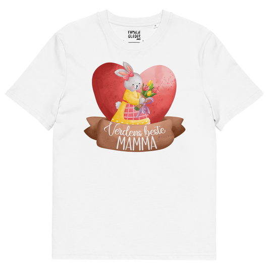 Hvit t-skjorte som ligger flatt, med teksten "Verdens beste mamma" og en figur av en glad kanin med kjole og en bukett tulipaner som står foran et stort hjerte. Foto.