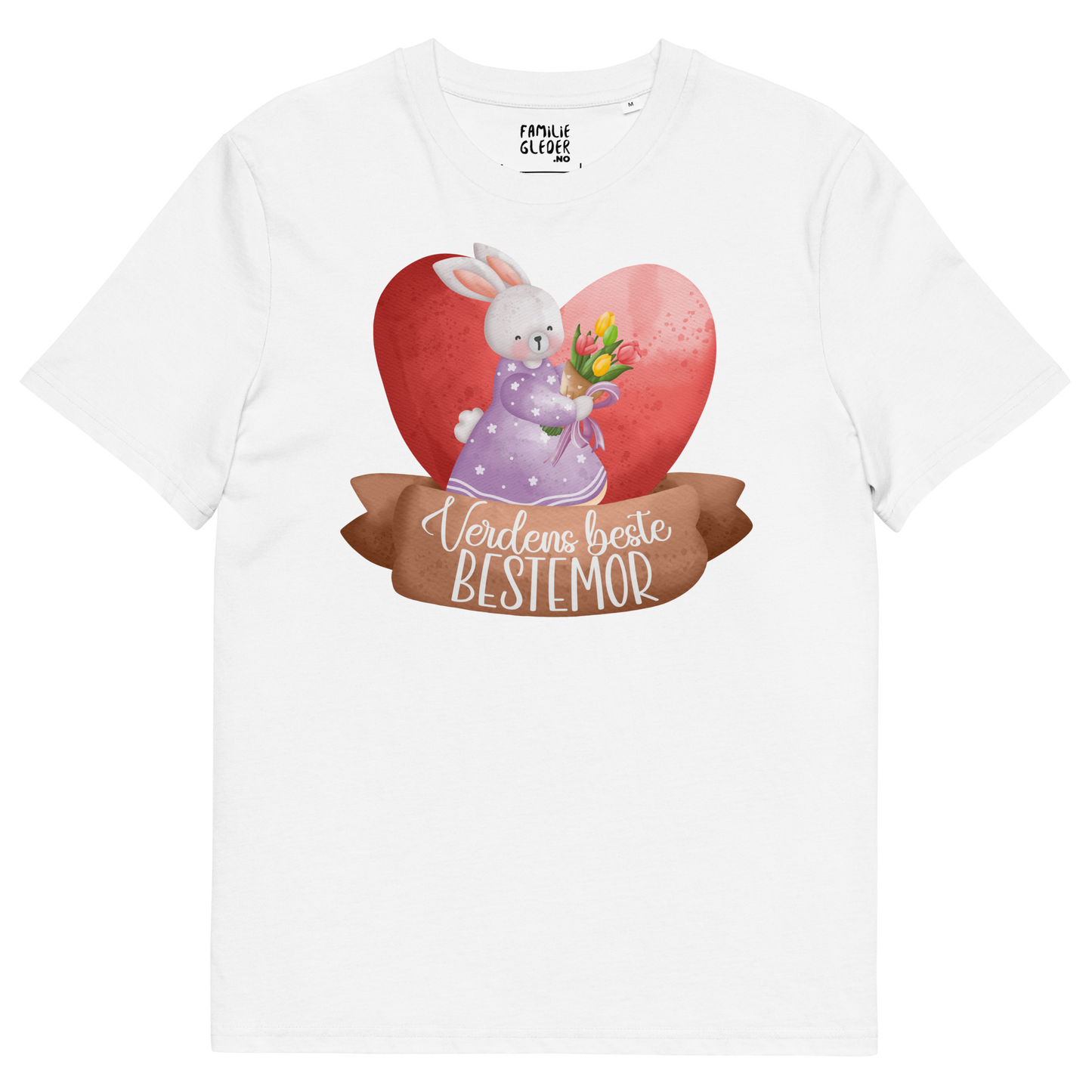 Hvit t-skjorte som ligger flatt, med teksten "Verdens beste bestemor" og en figur av en glad kanin med kjole og en bukett tulipaner som står foran et stort hjerte. Foto.