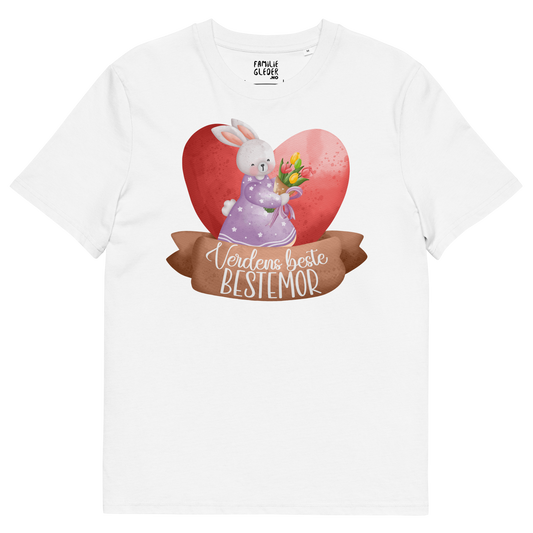 Hvit t-skjorte som ligger flatt, med teksten "Verdens beste bestemor" og en figur av en glad kanin med kjole og en bukett tulipaner som står foran et stort hjerte. Foto.