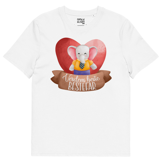 Hvit t-skjorte som ligger flatt, med teksten "Verdens beste bestefar" og en figur av en glad elefant med skjorte og slips som står foran et stort hjerte. Foto.