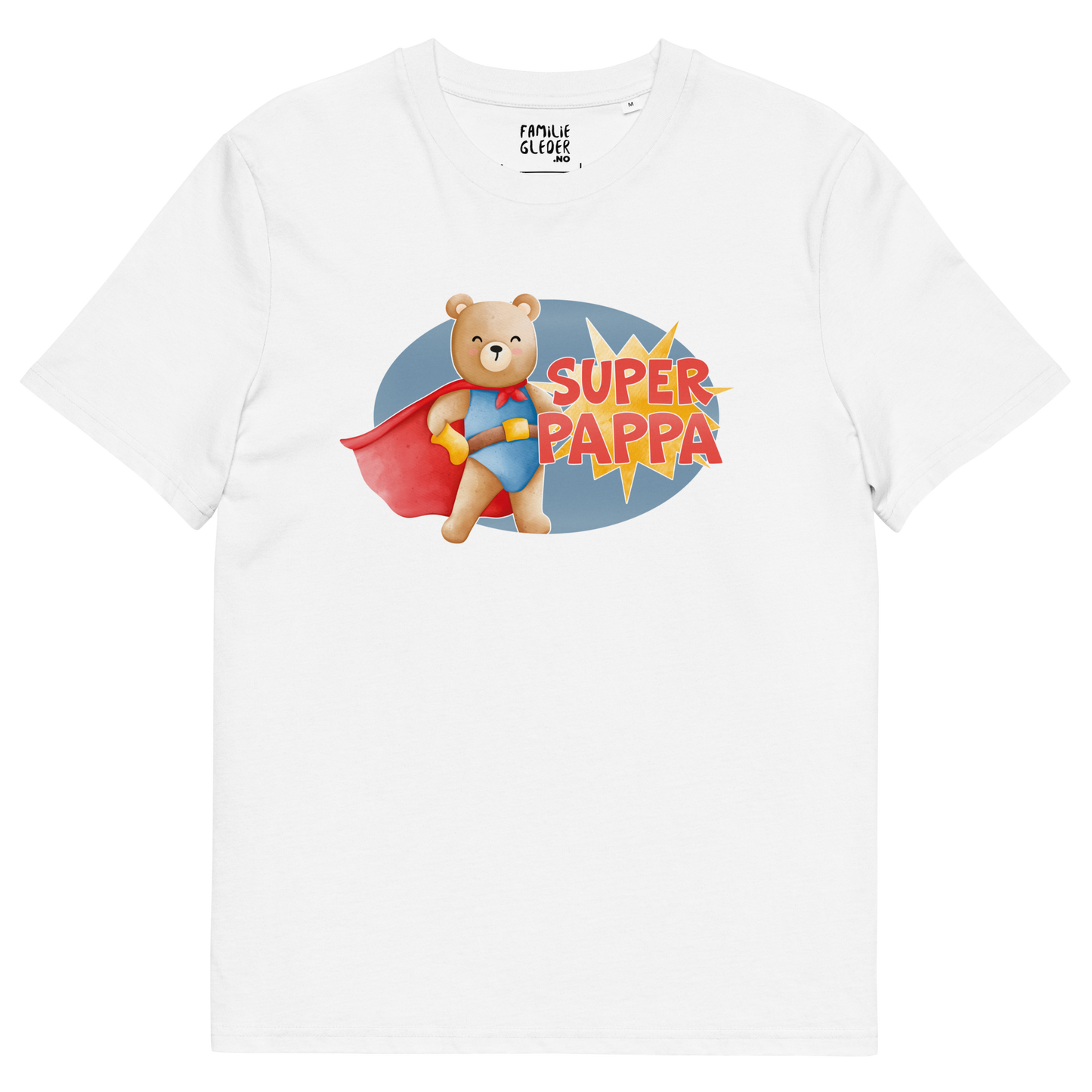 Hvit t-skjorte som ligger flatt, med teksten "Superpappa" og figur av en stolt bamse i superhelt-klær. Foto.