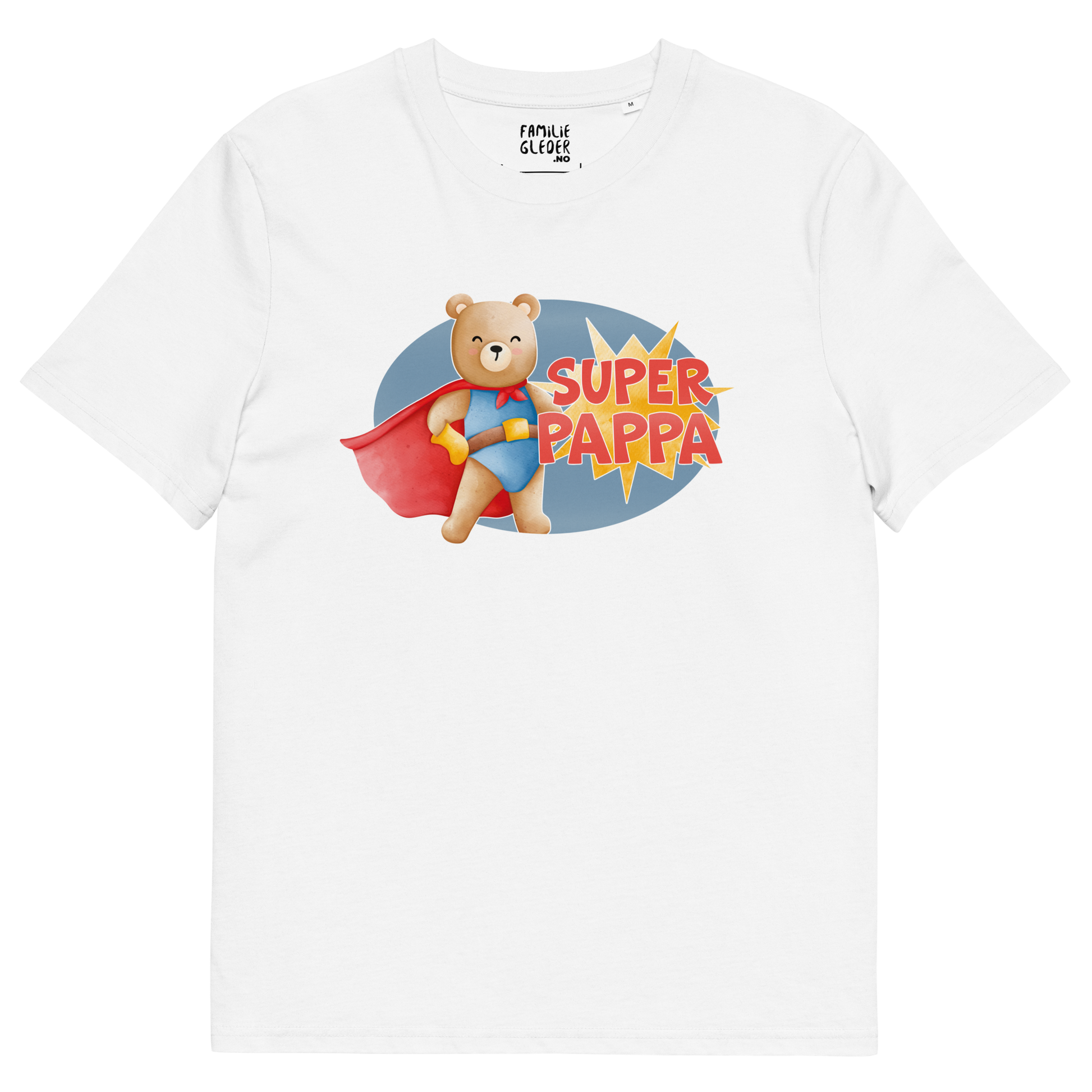 Hvit t-skjorte som ligger flatt, med teksten "Superpappa" og figur av en stolt bamse i superhelt-klær. Foto.