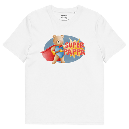 Hvit t-skjorte som ligger flatt, med teksten "Superpappa" og figur av en stolt bamse i superhelt-klær. Foto.