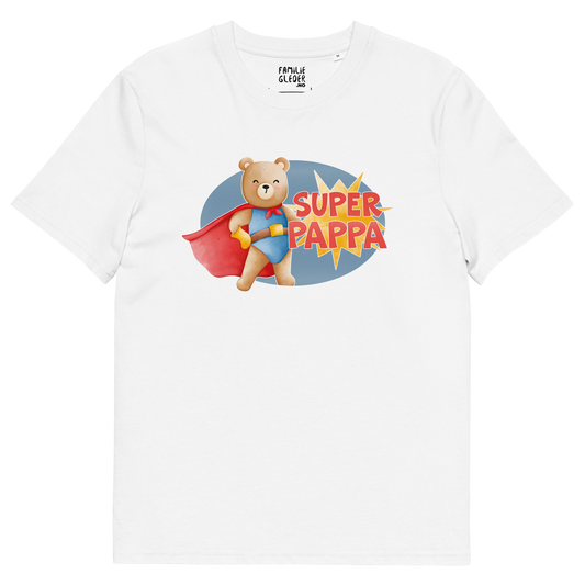Hvit t-skjorte som ligger flatt, med teksten "Superpappa" og figur av en stolt bamse i superhelt-klær. Foto.