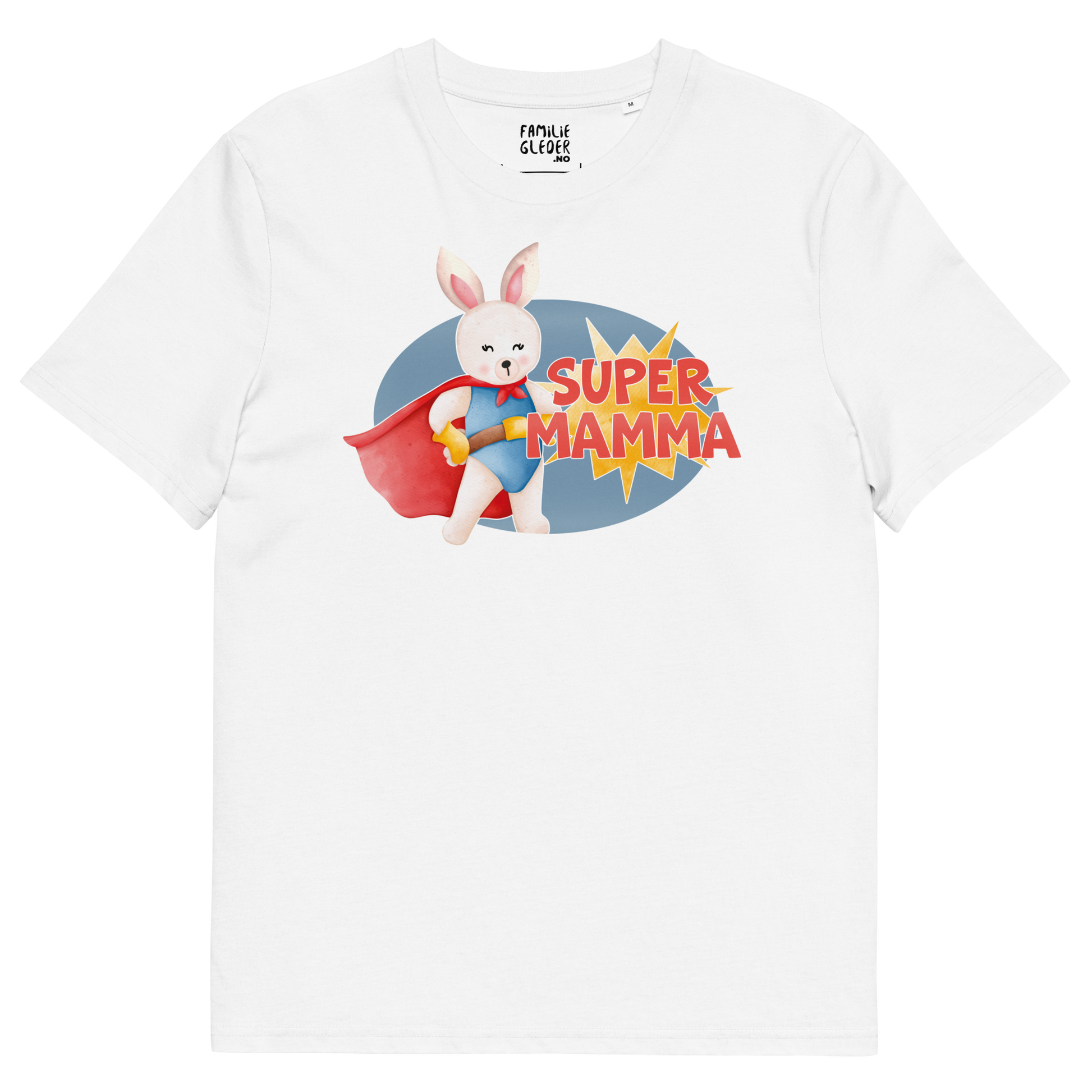 Hvit t-skjorte som ligger flatt, med teksten "Supermamma" og figur av en stolt kanin i superhelt-klær. Foto.
