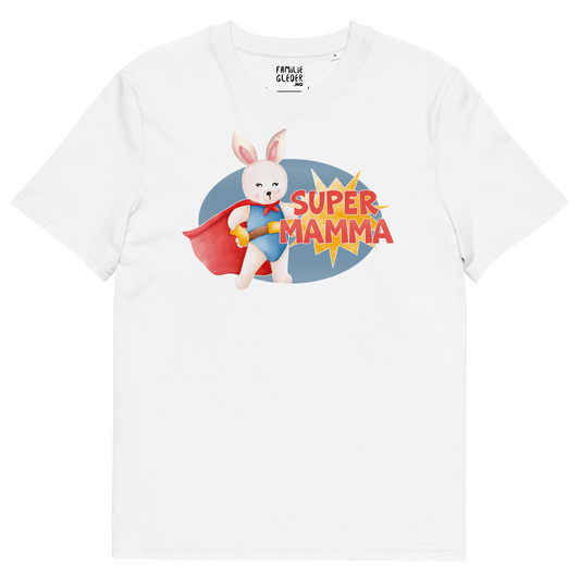 Hvit t-skjorte som ligger flatt, med teksten "Supermamma" og figur av en stolt kanin i superhelt-klær. Foto.