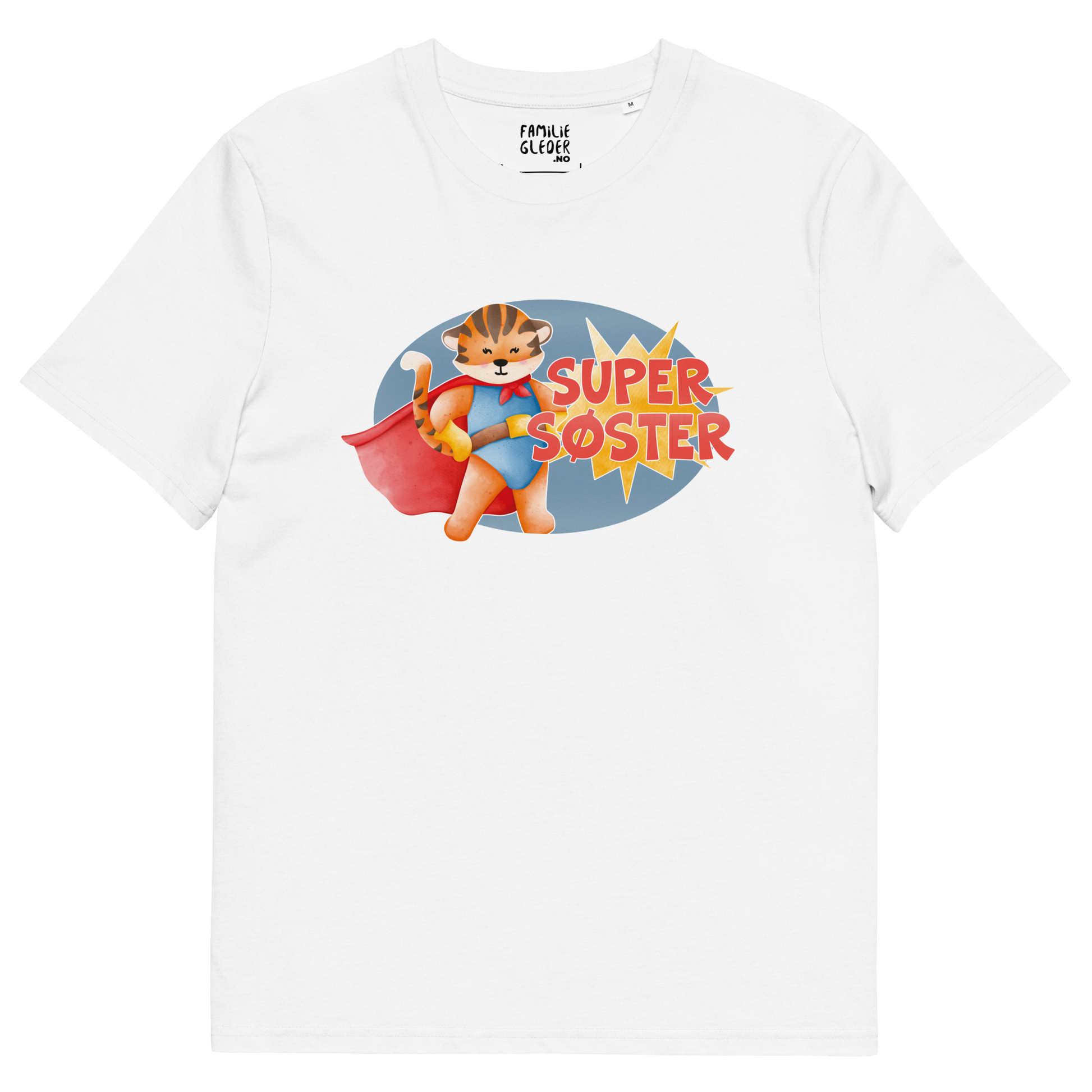 Hvit t-skjorte som ligger flatt, med teksten "Supersøster" og figur av en stolt tiger i superhelt-klær. Foto.