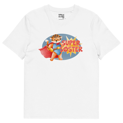 Hvit t-skjorte som ligger flatt, med teksten "Supersøster" og figur av en stolt tiger i superhelt-klær. Foto.
