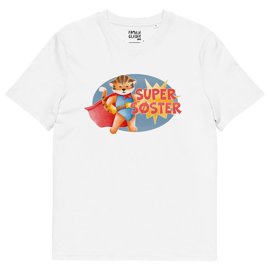 Hvit t-skjorte som ligger flatt, med teksten "Supersøster" og figur av en stolt tiger i superhelt-klær. Foto.