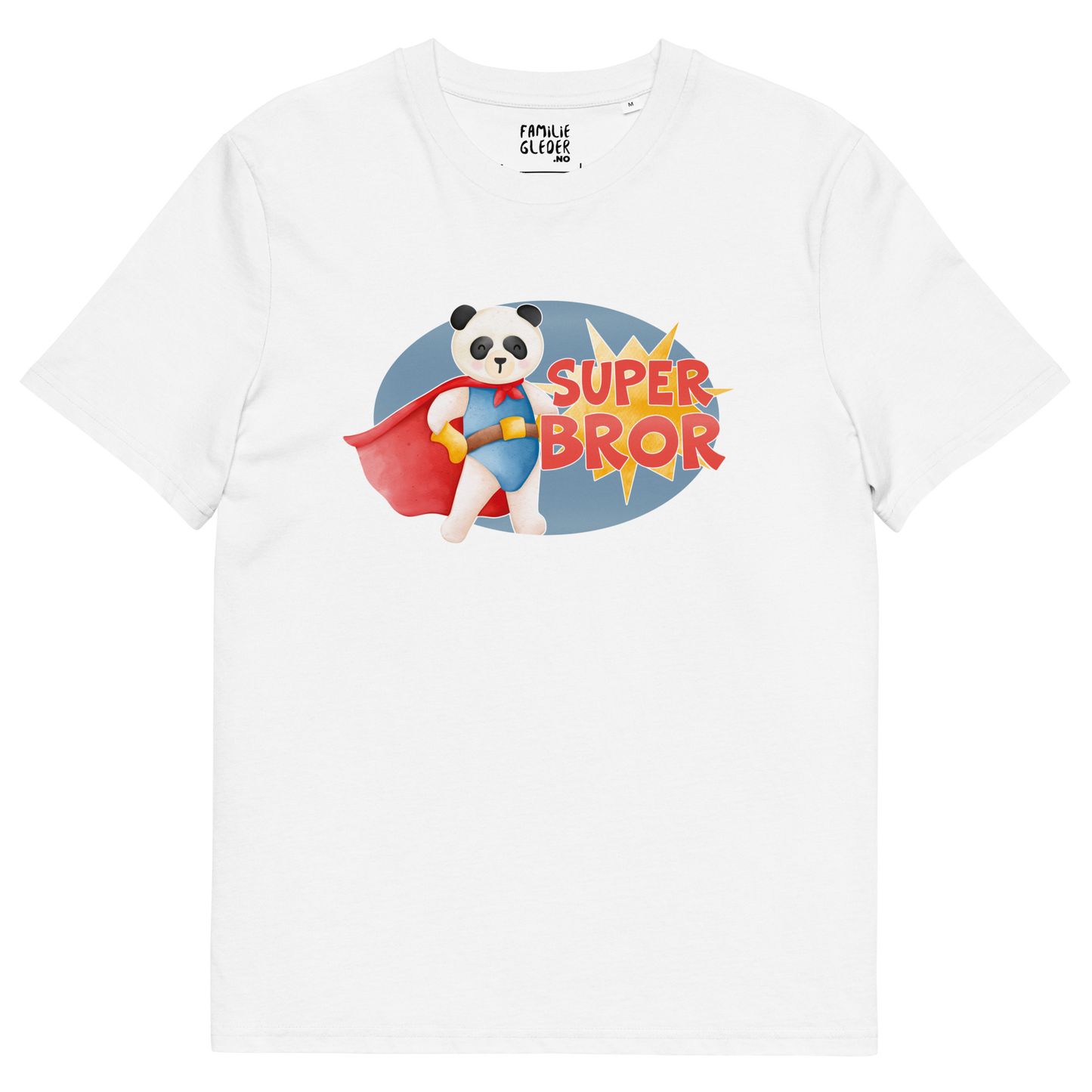 Hvit t-skjorte som ligger flatt, med teksten "Superbror" og figur av en stolt panda i superhelt-klær. Foto.