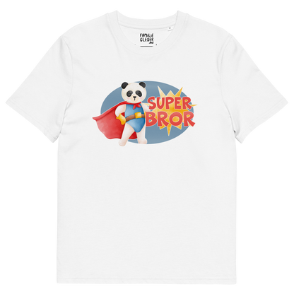 Hvit t-skjorte som ligger flatt, med teksten "Superbror" og figur av en stolt panda i superhelt-klær. Foto.