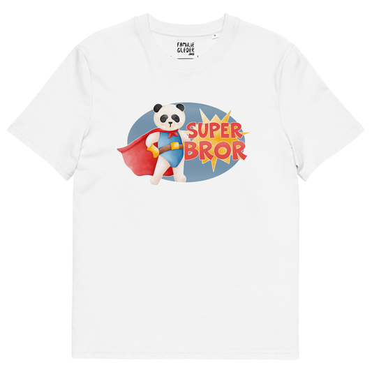 Hvit t-skjorte som ligger flatt, med teksten "Superbror" og figur av en stolt panda i superhelt-klær. Foto.
