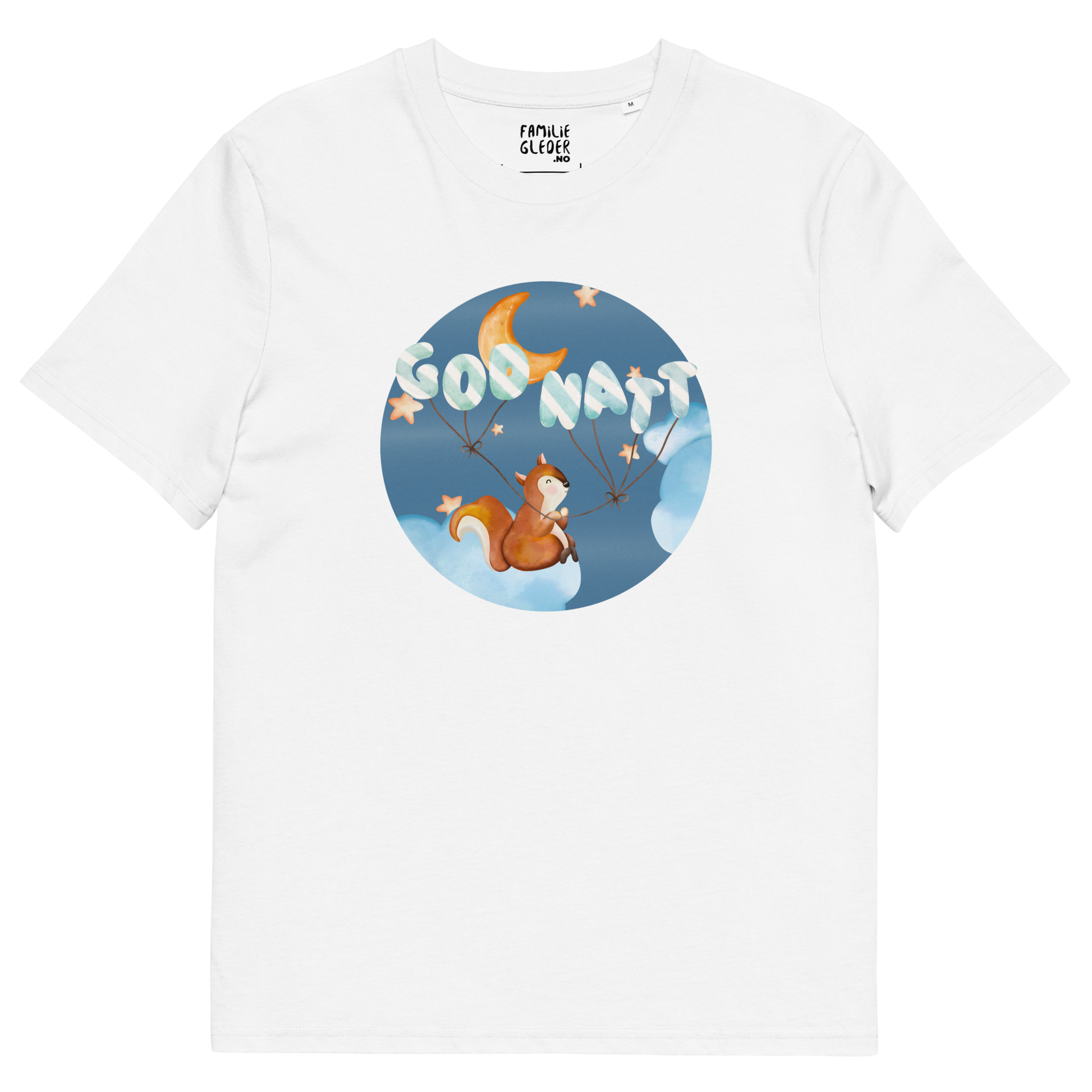 Hvit t-skjorte som ligger flatt, med et lykkelig ekorn som sitter på en sky og holder ballonger med teksten "God natt". Foto.