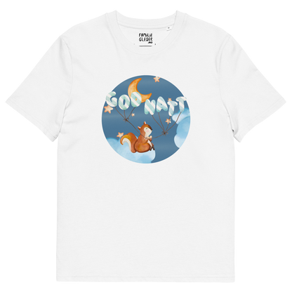 Hvit t-skjorte som ligger flatt, med et lykkelig ekorn som sitter på en sky og holder ballonger med teksten "God natt". Foto.