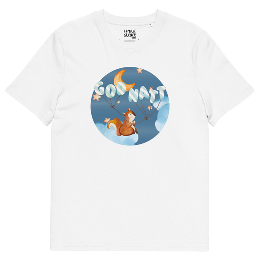 Hvit t-skjorte som ligger flatt, med et lykkelig ekorn som sitter på en sky og holder ballonger med teksten "God natt". Foto.