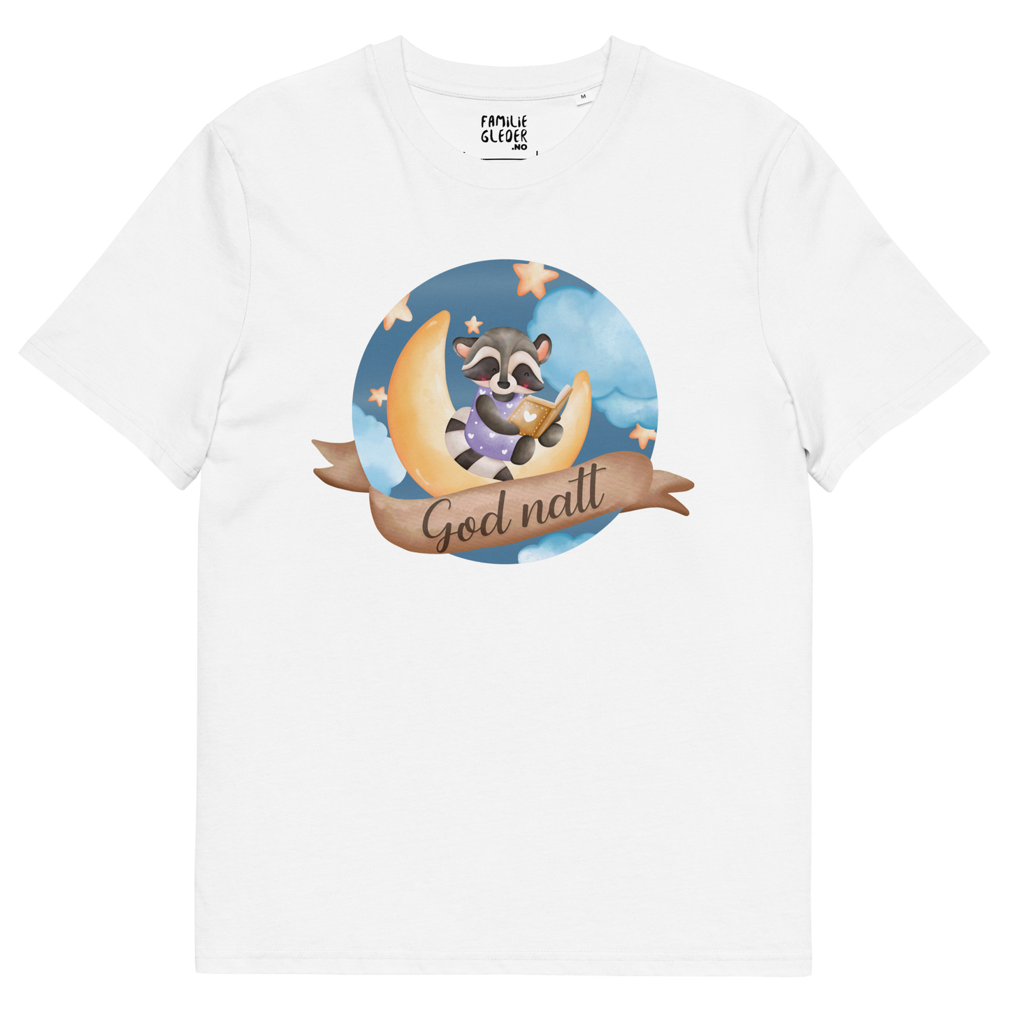 Hvit t-skjorte som ligger flatt, med teksten "God natt" og figur av en lykkelig vaskebjørn som sitter på månen og leser en bok. Foto.