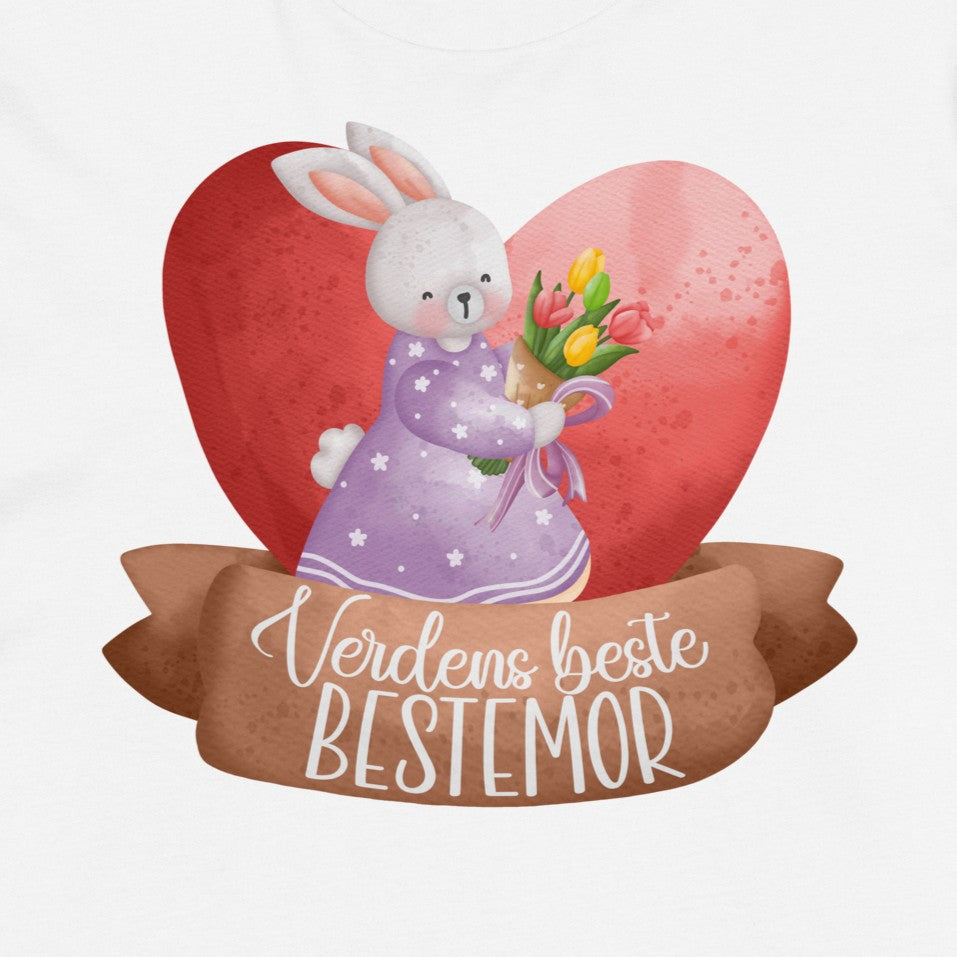 Banner med teksten "Verdens beste bestemor" og en figur av en glad kanin med kjole og en bukett tulipaner som står foran et stort hjerte. Foto av motivet trykket på tøy.